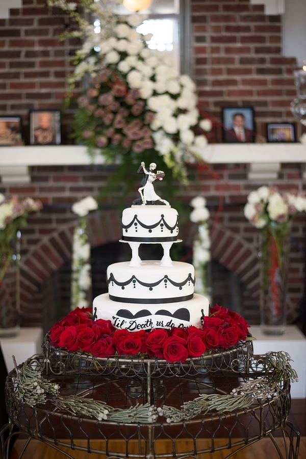 Tincler_Mikulka_Beth_Hamilton_Photography_bethhamiltonphotographyblackredgothicpiratewedding0065_low