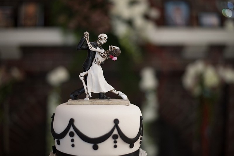 Tincler_Mikulka_Beth_Hamilton_Photography_bethhamiltonphotographyblackredgothicpiratewedding0066_low