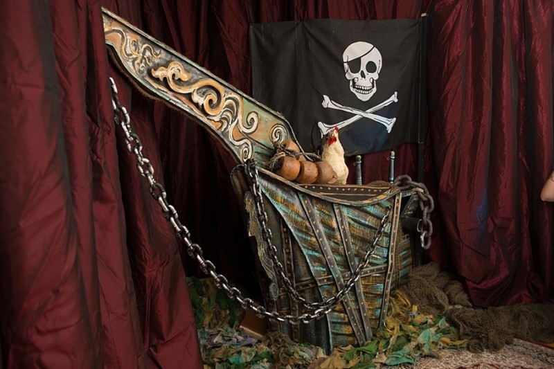 Tincler_Mikulka_Beth_Hamilton_Photography_bethhamiltonphotographyblackredgothicpiratewedding0086_low