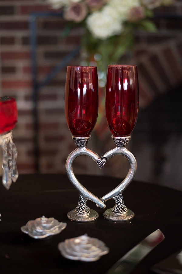 Tincler_Mikulka_Beth_Hamilton_Photography_bethhamiltonphotographyblackredgothicpiratewedding0125_low