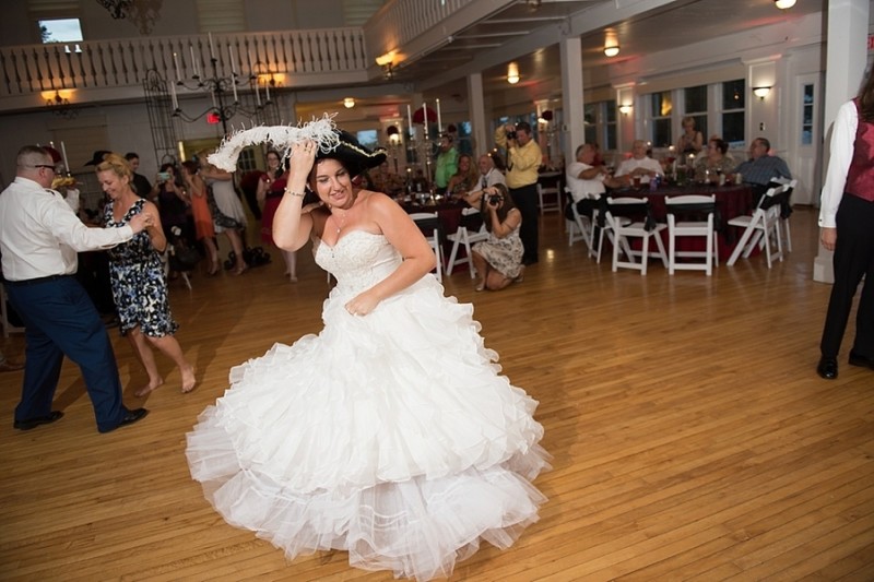 Tincler_Mikulka_Beth_Hamilton_Photography_bethhamiltonphotographyblackredgothicpiratewedding0148_low