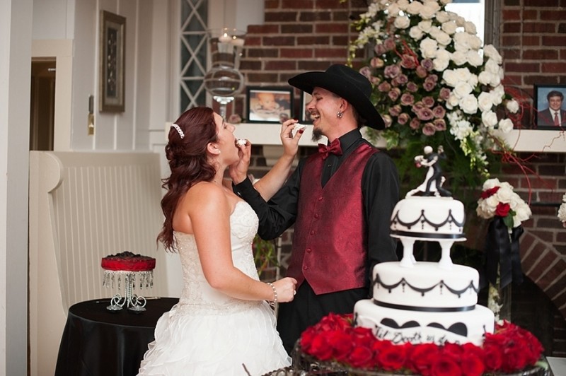 Tincler_Mikulka_Beth_Hamilton_Photography_bethhamiltonphotographyblackredgothicpiratewedding0153_low