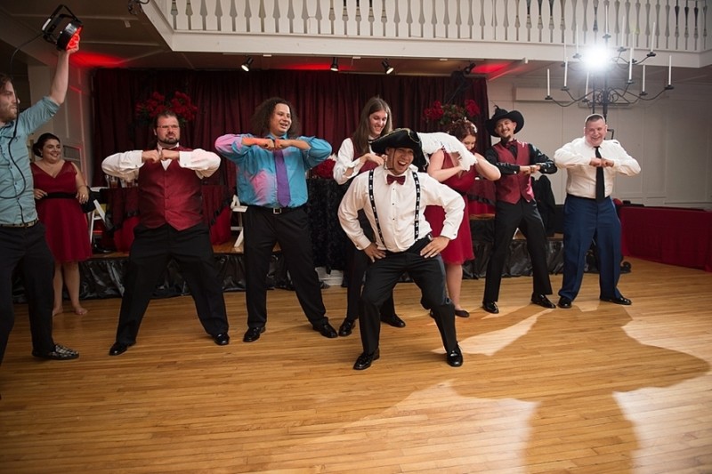 Tincler_Mikulka_Beth_Hamilton_Photography_bethhamiltonphotographyblackredgothicpiratewedding0157_low