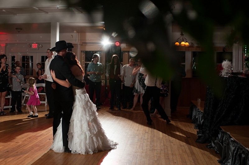 Tincler_Mikulka_Beth_Hamilton_Photography_bethhamiltonphotographyblackredgothicpiratewedding0160_low