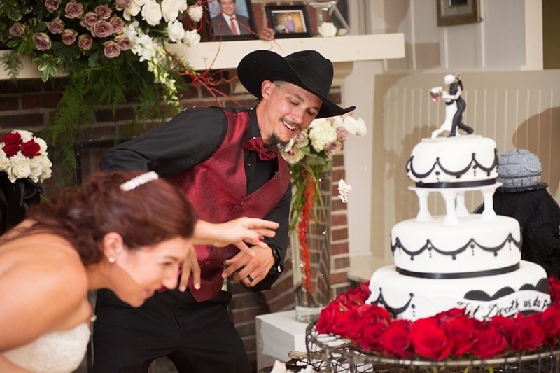 Tincler_Mikulka_Beth_Hamilton_Photography_bethhamiltonphotographyblackredgothicpiratewedding0154_low