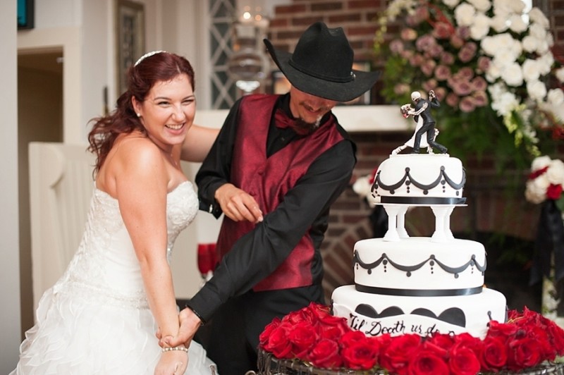 Tincler_Mikulka_Beth_Hamilton_Photography_bethhamiltonphotographyblackredgothicpiratewedding0156_low