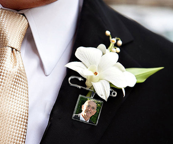 Wedding memorial boutonniere via @offbeatbride