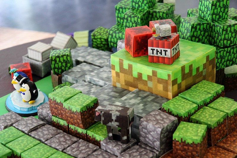 Minecraft wedding cake as seen on @offbeatbride