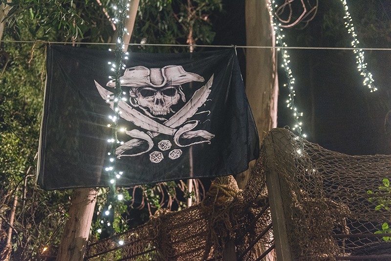 Get dat booty at this pirate-themed wedding in Malibu #pirates #wedding