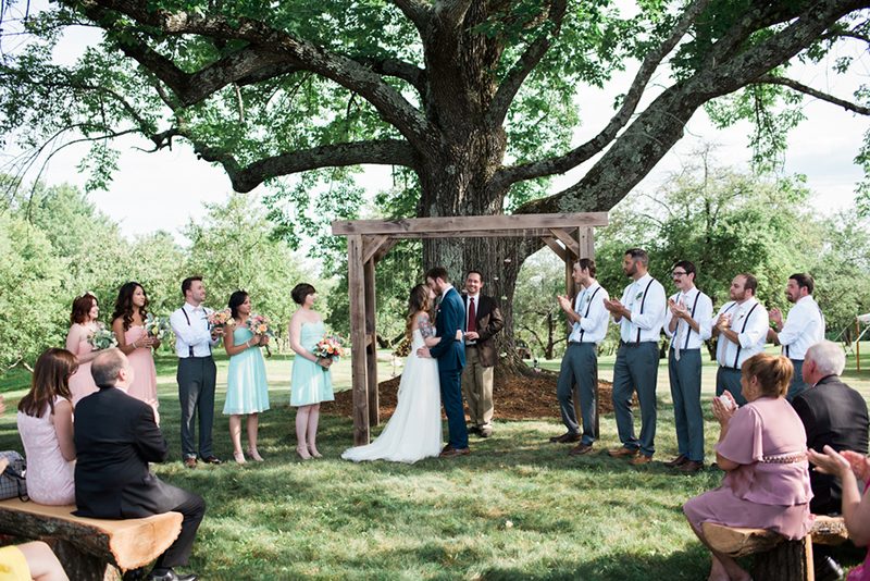A movies + food truck wedding that fills our flowers and pastel-loving heartsA movies and food truck wedding that fills our flowers and pastel-loving hearts