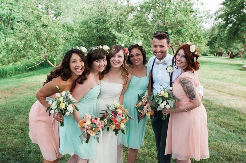 A movies + food truck wedding that fills our flowers and pastel-loving heartsA movies and food truck wedding that fills our flowers and pastel-loving hearts