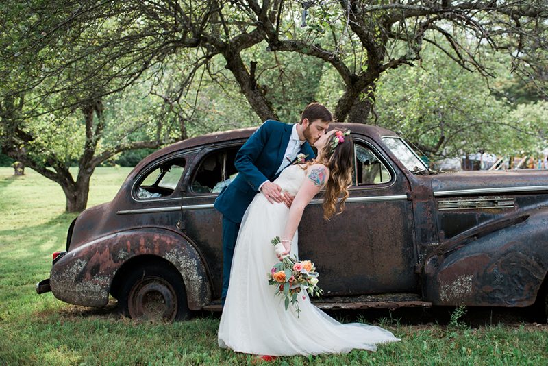 A movies + food truck wedding that fills our flowers and pastel-loving heartsA movies and food truck wedding that fills our flowers and pastel-loving hearts
