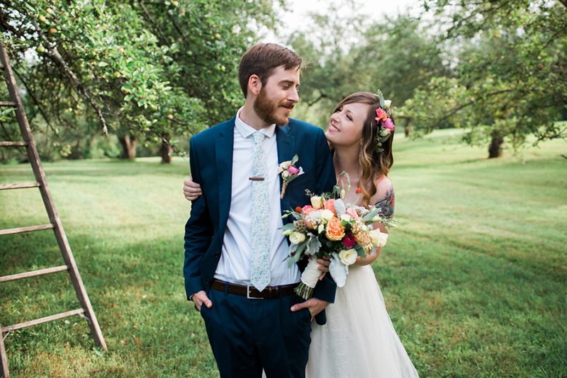A movies + food truck wedding that fills our flowers and pastel-loving heartsA movies and food truck wedding that fills our flowers and pastel-loving hearts