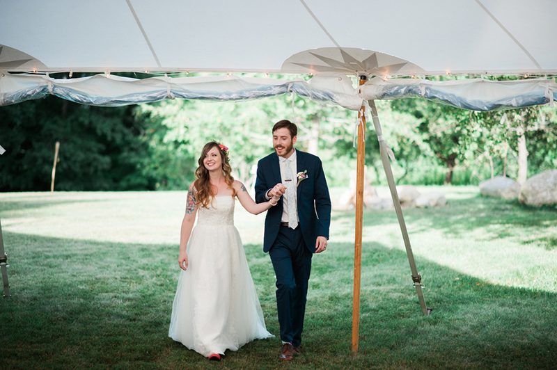 A movies + food truck wedding that fills our flowers and pastel-loving heartsA movies and food truck wedding that fills our flowers and pastel-loving hearts