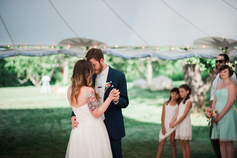 A movies + food truck wedding that fills our flowers and pastel-loving heartsA movies and food truck wedding that fills our flowers and pastel-loving hearts