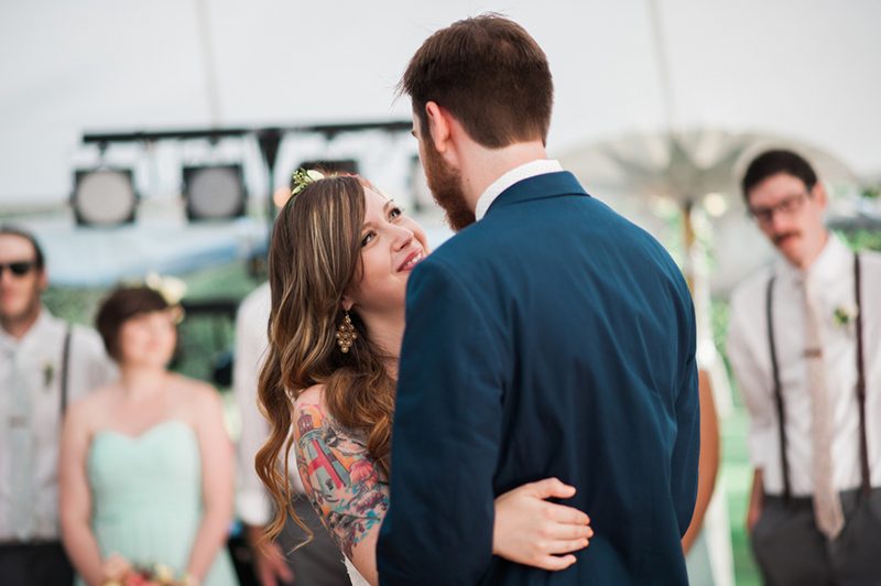 A movies + food truck wedding that fills our flowers and pastel-loving heartsA movies and food truck wedding that fills our flowers and pastel-loving hearts