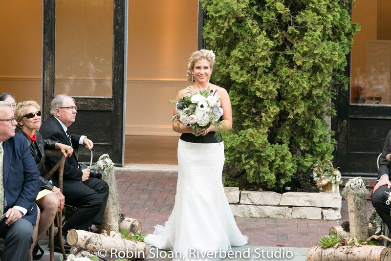 A super chic greenery wedding in the heart of Chicago
