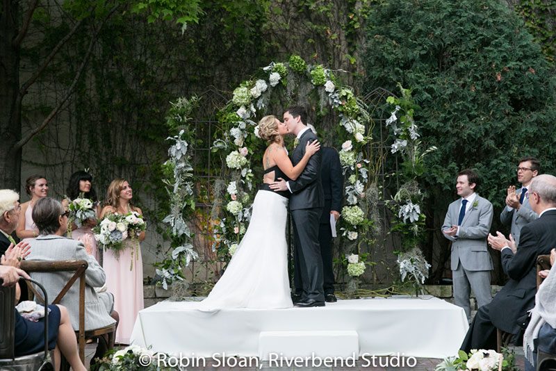 A super chic greenery wedding in the heart of Chicago