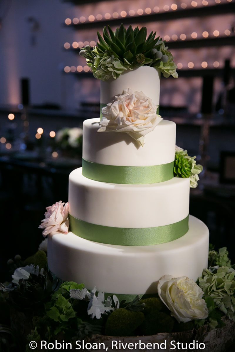 A super chic greenery wedding in the heart of Chicago