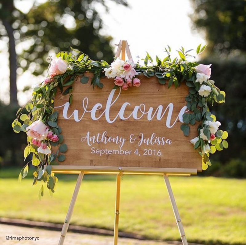 http://offbeatwed.com/wp-content/uploads/2017/03/welcome-wedding-sign-800x798.jpg