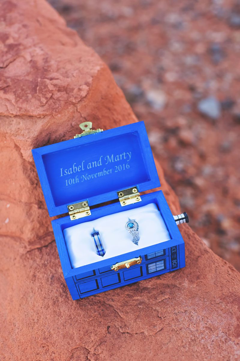 Red hills and panda cookies at this desert Vegas wedding in the Valley of Fire