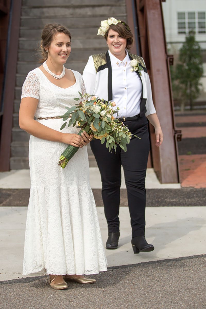 Les bons temps rouler at this New Orleans wedding with food trucks and a sweet first look