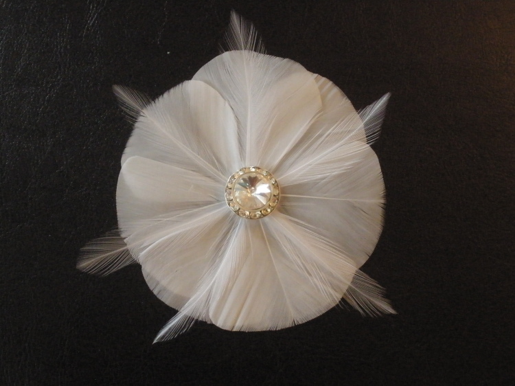 DIY this delicate feather fascinator for cheap • Offbeat Wed (was ...