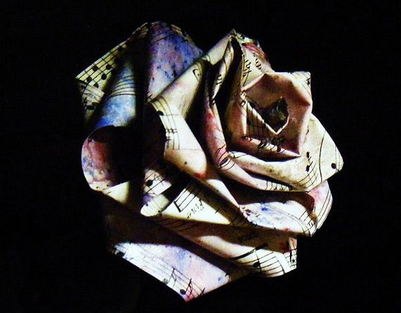 Tons of paper flower inspiration for your wedding (or paper anniversary!)