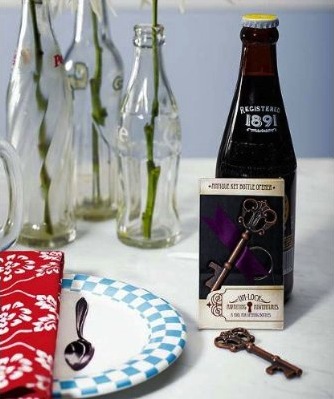 Vintage and retro-style wedding favors