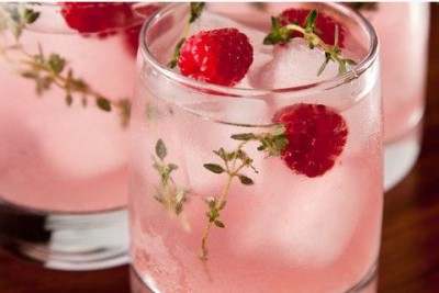 Peach Melba Cooler - Yummy mocktails for very cool wedding drink alternatives Peach Melba Cooler