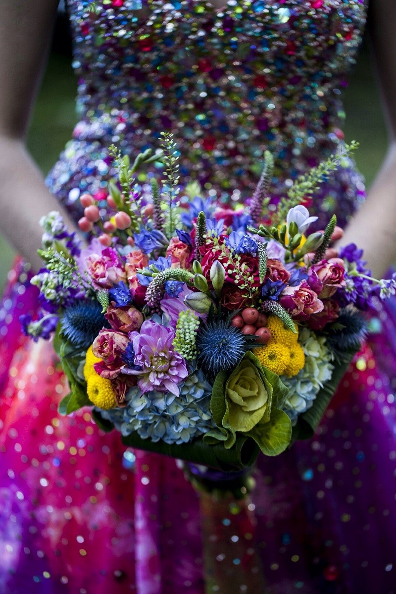 sequined wedding dress and colorful bouquet - Sequined wedding dress + brightly colored bouquet = happy eyes sequined wedding dress and colorful bouquet