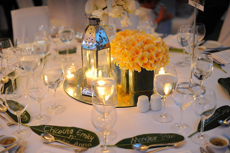 Create gorgeous place cards for free with leaves