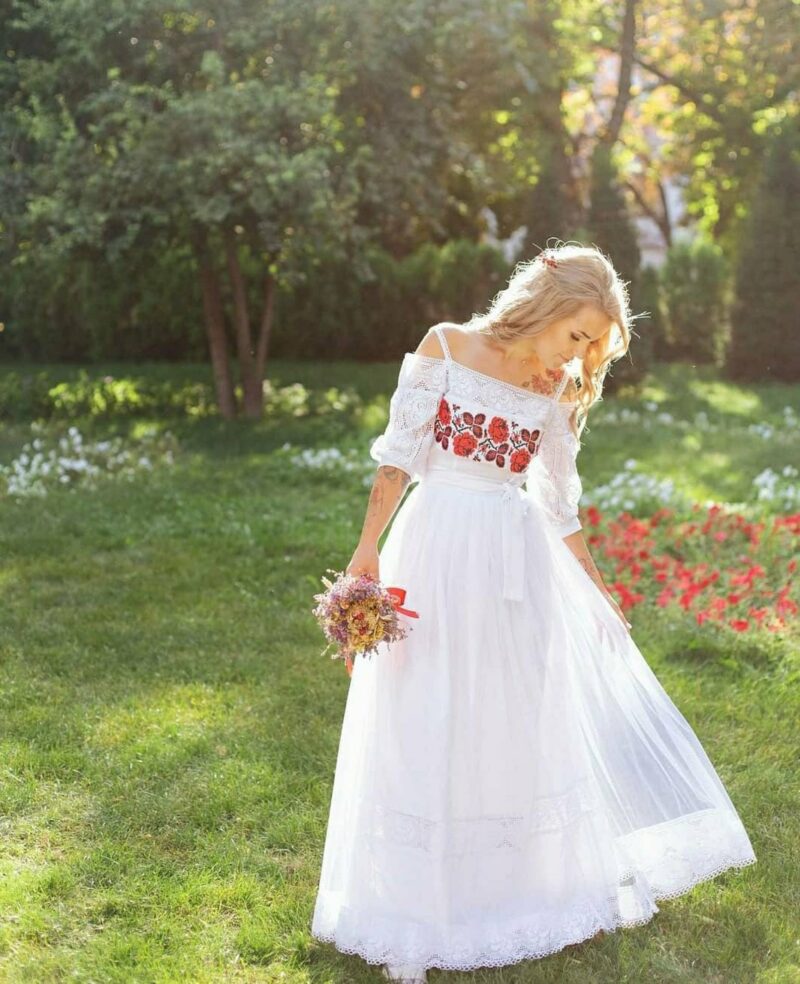 https://offbeatwed.com/wp-content/uploads/2014/07/embroidered-wedding-dress-on-offbeat-bride-800x984.jpg
