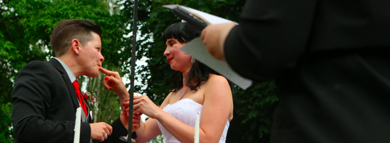 Sweeten up your wedding with a honey unity ceremony