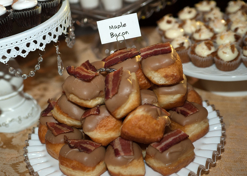Tons of theater glamour, vintage style, and desserts at Lindsey & Jesse’s wedding