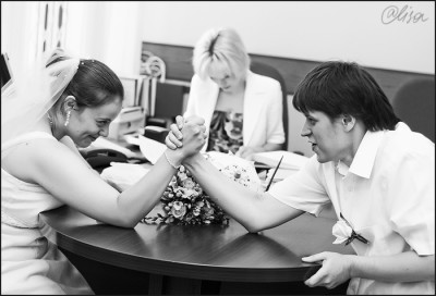 arm wrestling in front of the officient