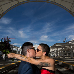Couple kissing on @offbeatbride