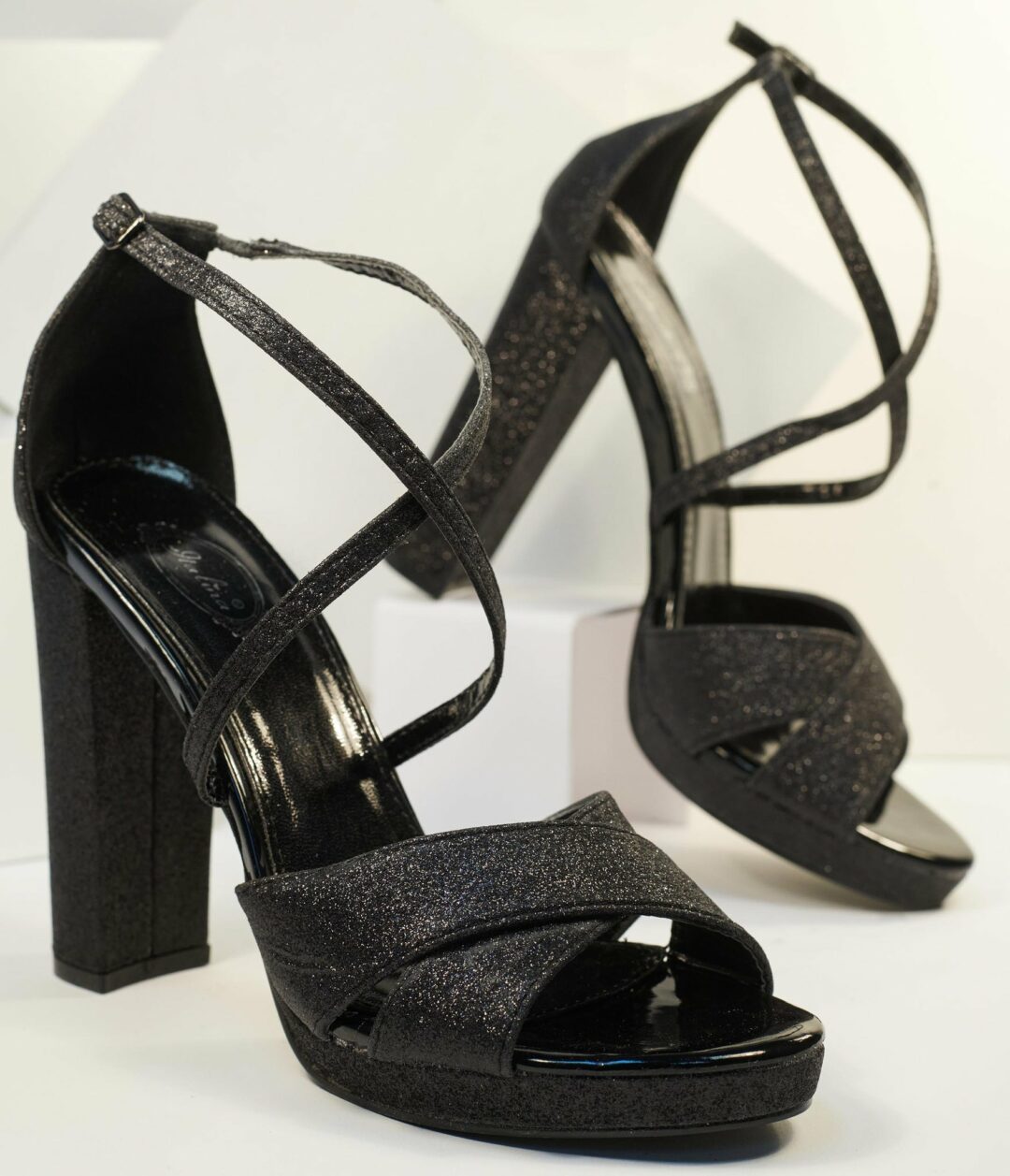 12 pairs of darkly romantic black wedding shoes