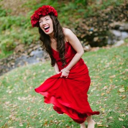 Mastelone Cohen Off BEET Productions 1048 low - This huge red flowers + backyard wedding wins all of the style points EVER This huge red flowers + backyard wedding as seen on @offbeatbride #fascinator #hugeflowerbouquet