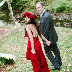 Mastelone Cohen Off BEET Productions 1067 low - This huge red flowers + backyard wedding wins all of the style points EVER This huge red flowers + backyard wedding as seen on @offbeatbride #fascinator #hugeflowerbouquet