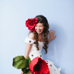 Mastelone Cohen Off BEET Productions 143 low - This huge red flowers + backyard wedding wins all of the style points EVER This huge red flowers + backyard wedding as seen on @offbeatbride #fascinator #hugeflowerbouquet