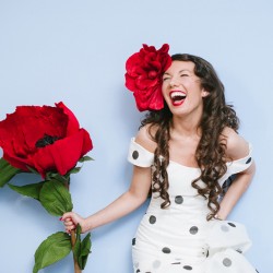 Mastelone Cohen Off BEET Productions 151 low - This huge red flowers + backyard wedding wins all of the style points EVER This huge red flowers + backyard wedding as seen on @offbeatbride #fascinator #hugeflowerbouquet