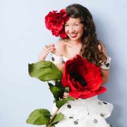 Mastelone Cohen Off BEET Productions 162 low - This huge red flowers + backyard wedding wins all of the style points EVER This huge red flowers + backyard wedding as seen on @offbeatbride #fascinator #hugeflowerbouquet