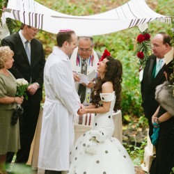 Mastelone Cohen Off BEET Productions 433 low - This huge red flowers + backyard wedding wins all of the style points EVER This huge red flowers + backyard wedding as seen on @offbeatbride #fascinator #hugeflowerbouquet