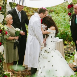 Mastelone Cohen Off BEET Productions 435 low - This huge red flowers + backyard wedding wins all of the style points EVER This huge red flowers + backyard wedding as seen on @offbeatbride #fascinator #hugeflowerbouquet