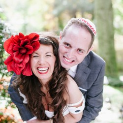 Mastelone Cohen Off BEET Productions 681 low - This huge red flowers + backyard wedding wins all of the style points EVER This huge red flowers + backyard wedding as seen on @offbeatbride #fascinator #hugeflowerbouquet