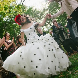 Mastelone Cohen Off BEET Productions 734 low - This huge red flowers + backyard wedding wins all of the style points EVER This huge red flowers + backyard wedding as seen on @offbeatbride #fascinator #hugeflowerbouquet