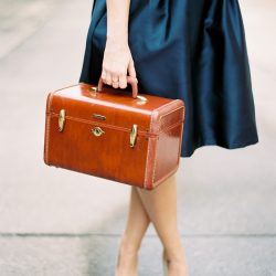 9638 03 - This vintage travel-themed wedding is killing us with retro style These vintage travel cases are the bouquet alternative of our dreams