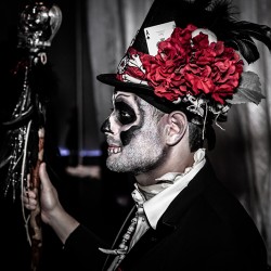 DanikaMonique 17 - This theatrical Halloween wedding slays with its dark glamour This gorgeous Halloween wedding slays with its spectacle as seen on @offbeatbride #halloween #wedding