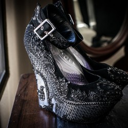 DanikaMonique 4 - This theatrical Halloween wedding slays with its dark glamour This theatrical Halloween wedding slays with its spectacle as seen on @offbeatbride #halloween #wedding